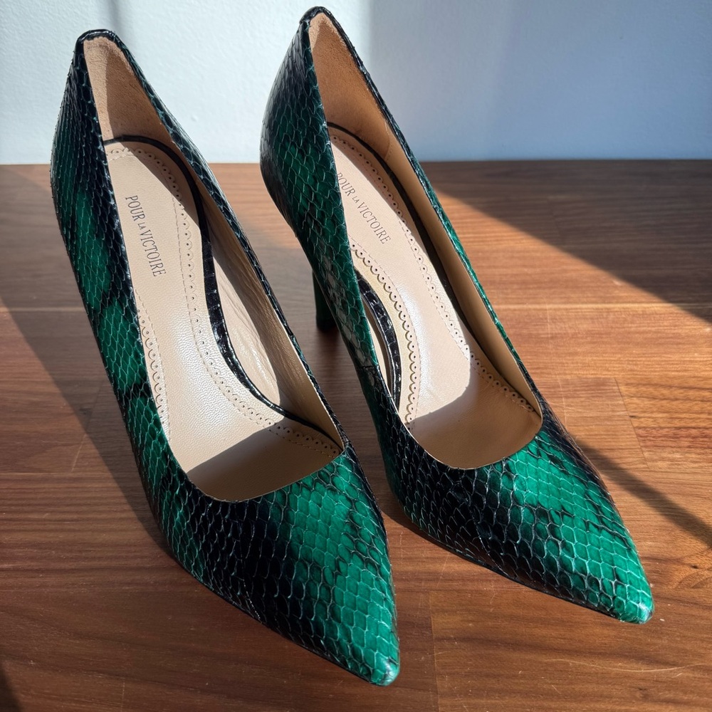 Pour La Victoire Green & Black Genuine Snakeskin Pumps, size 7 - Picture 6 of 13